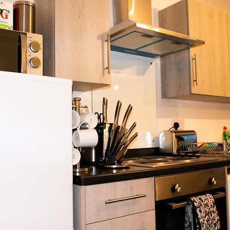 Livestay-Modern Apartment Minutes Away From Heathrow สลาว ภายนอก รูปภาพ