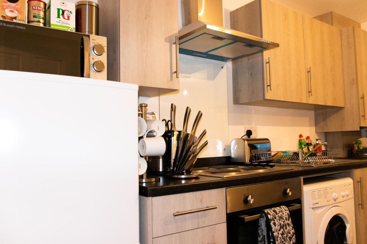 Livestay-Modern Apartment Minutes Away From Heathrow สลาว ภายนอก รูปภาพ