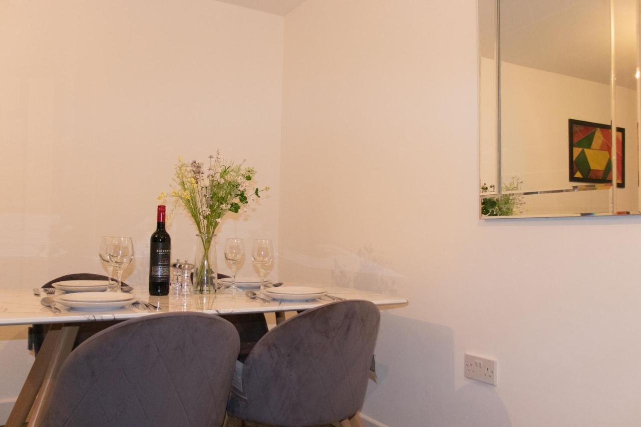Livestay-Modern Apartment Minutes Away From Heathrow สลาว ภายนอก รูปภาพ