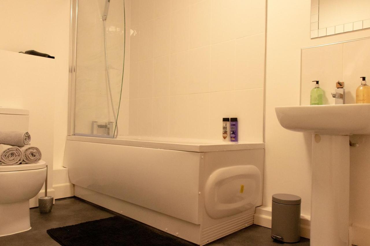 Livestay-Modern Apartment Minutes Away From Heathrow สลาว ภายนอก รูปภาพ