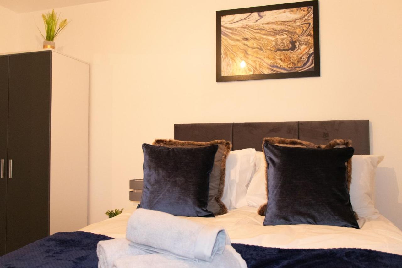 Livestay-Modern Apartment Minutes Away From Heathrow สลาว ภายนอก รูปภาพ