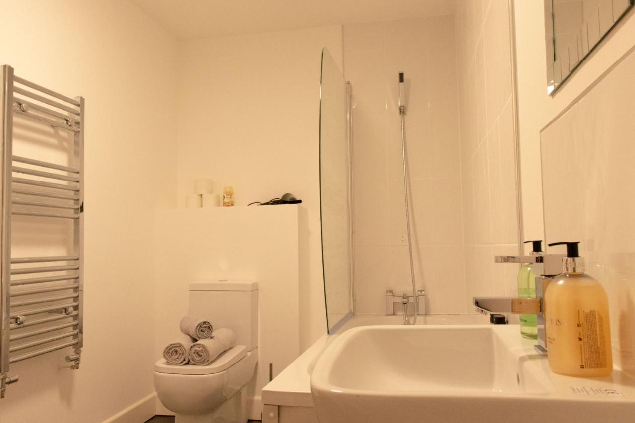 Livestay-Modern Apartment Minutes Away From Heathrow สลาว ภายนอก รูปภาพ