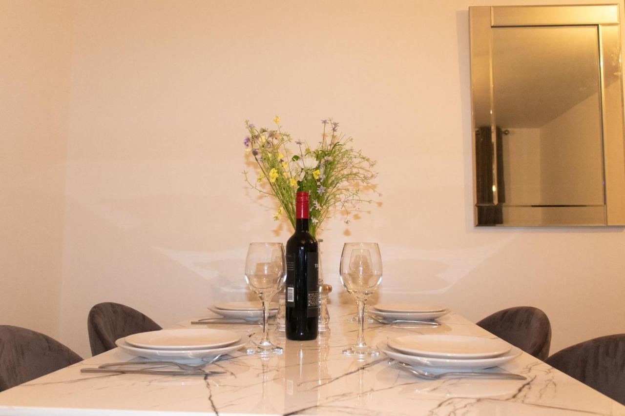 Livestay-Modern Apartment Minutes Away From Heathrow สลาว ภายนอก รูปภาพ